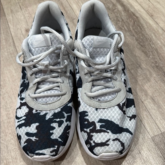Nike Tanjun Sneakers - Picture 1 of 5